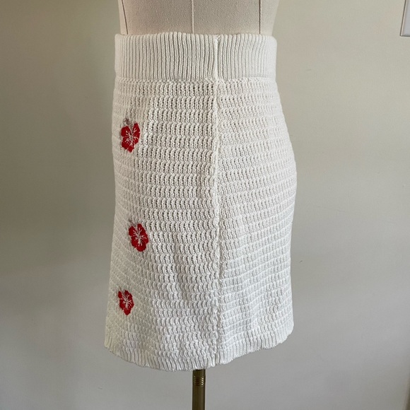Wild Fable White Crotchet Mini Skirt with Red Hibiscus Embroidery - Picture 5 of 9